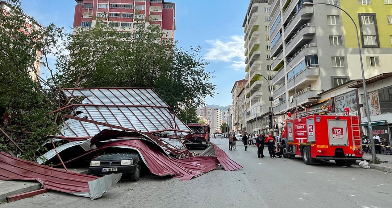 Muş’ta fırtına çatıları uçurdu, 3 araç zarar gördü