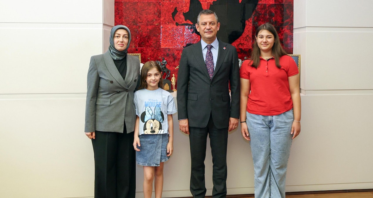 Özgür Özel, Ayşe Ateş ve kızları ile görüştü