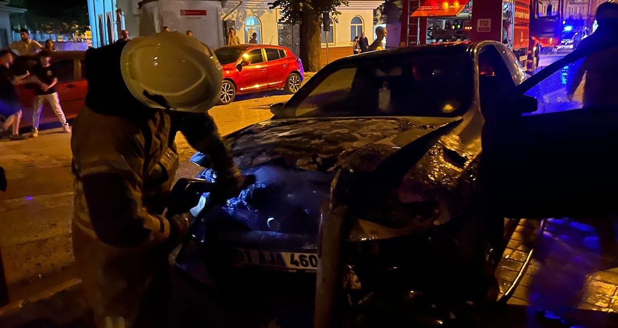 Park halindeki araç kendi kendine çalışıp kaza yaptı