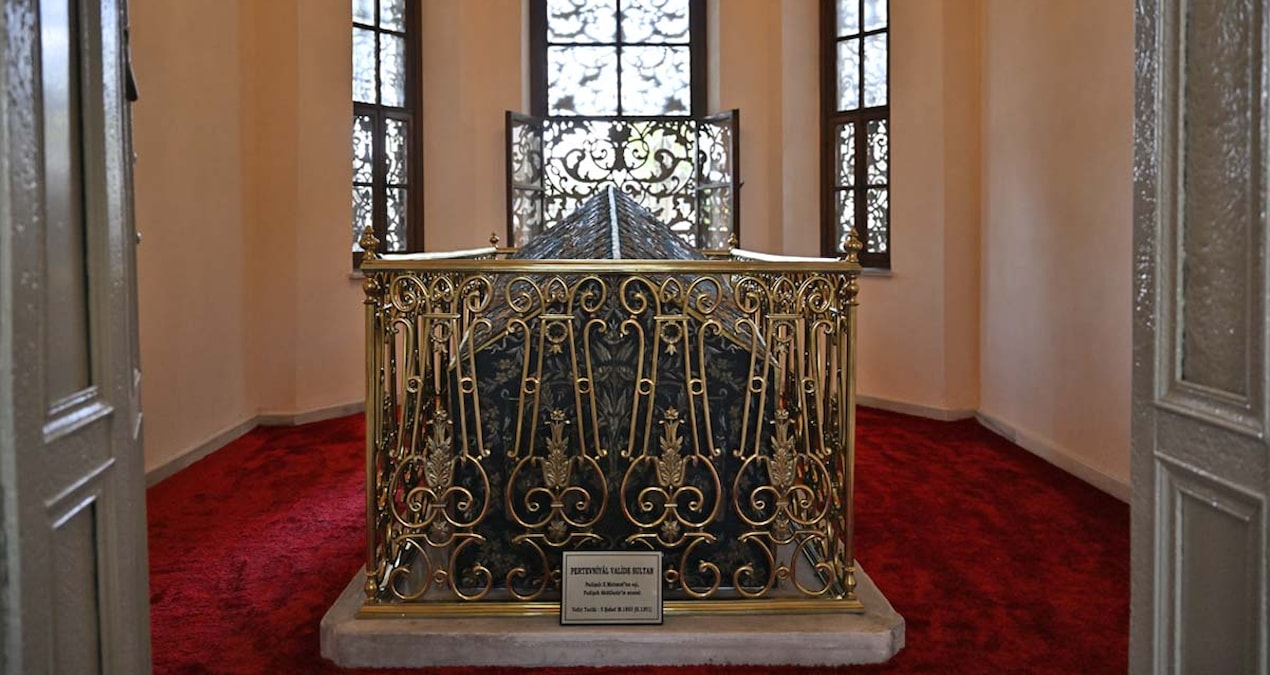 Pertevniyal Valide Sultan Türbesi kapılarını ziyaretçilere açtı