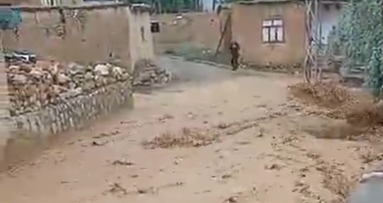 Sağanak sele dönüştü, kentte hayat felç