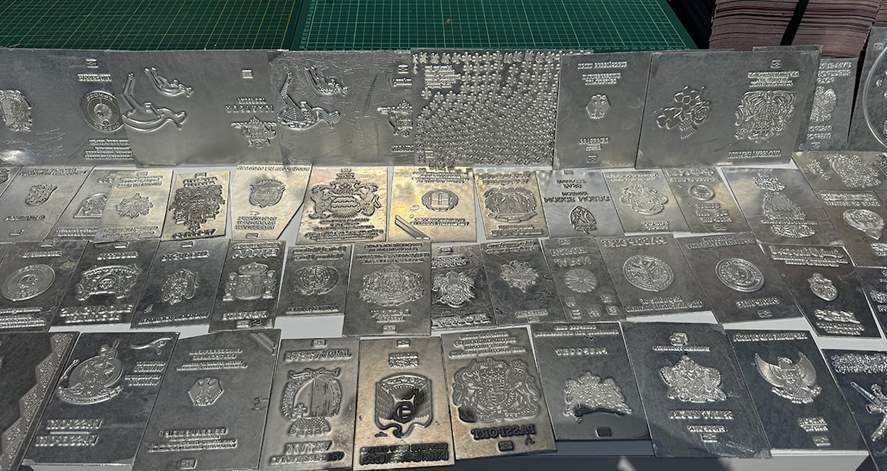 Sahte pasaportları hediye kutusunda yollamışlar