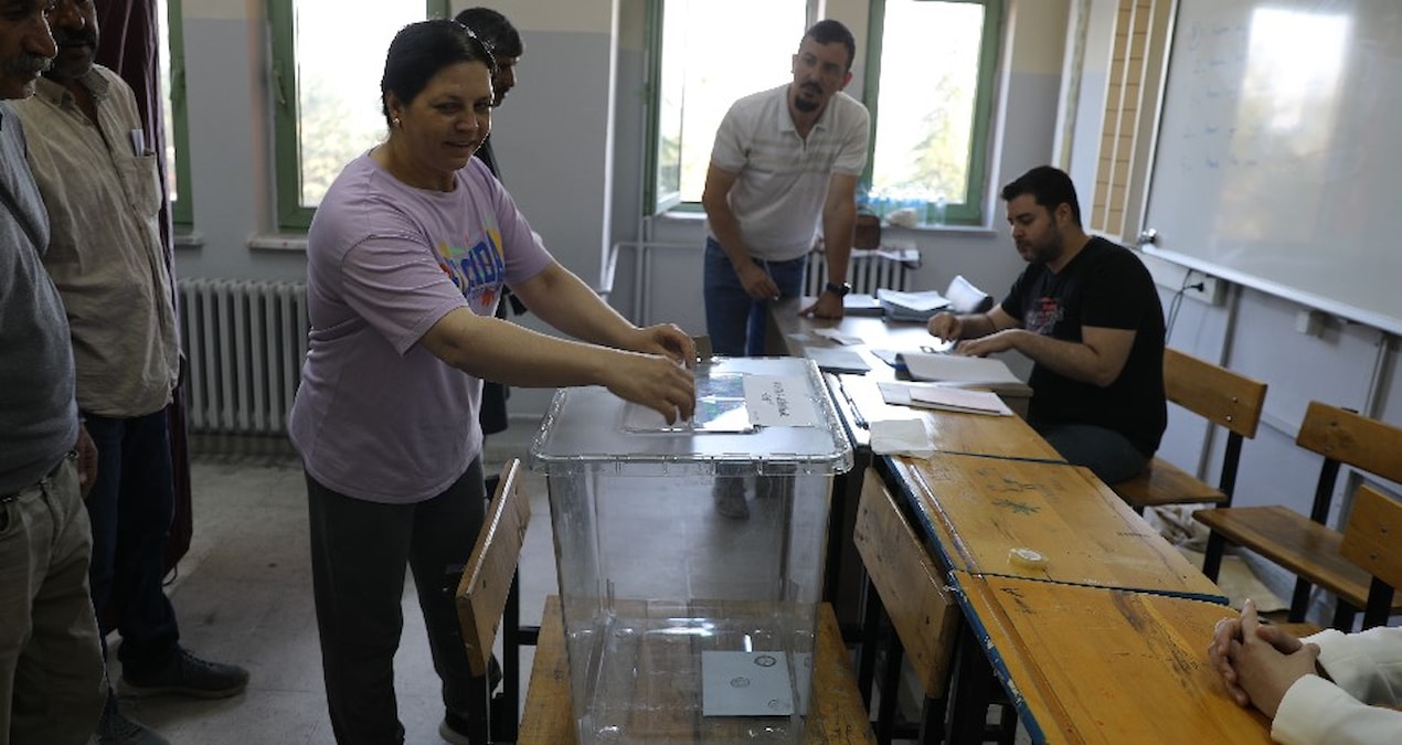 Seçimlerin yenilendiği bölgelerde oy verme işlemi başladı