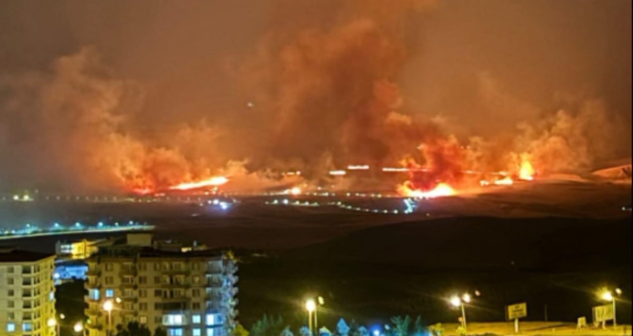 Siirt’te yıldırım düşen arazide anız yangını çıktı: 30 dekar zarar gördü