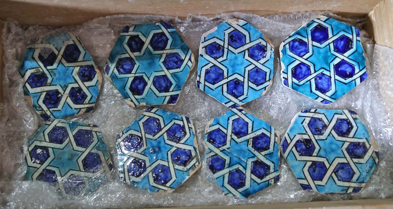 Tarihi cami çalınan çinilerine 20 yıl sonra kavuşuyor