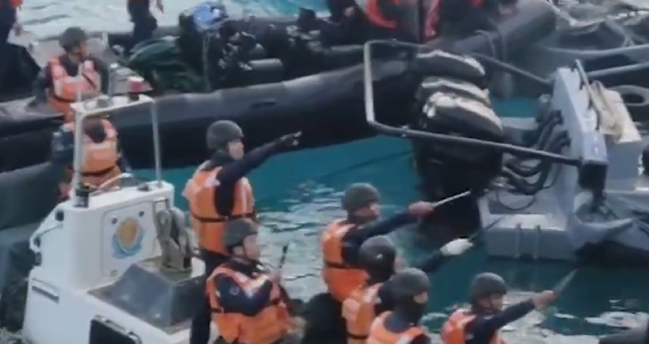 Tartışmalı sularda inanılmaz görüntüler: Çin sahil güvenliği balta ve bıçaklarla saldırdı