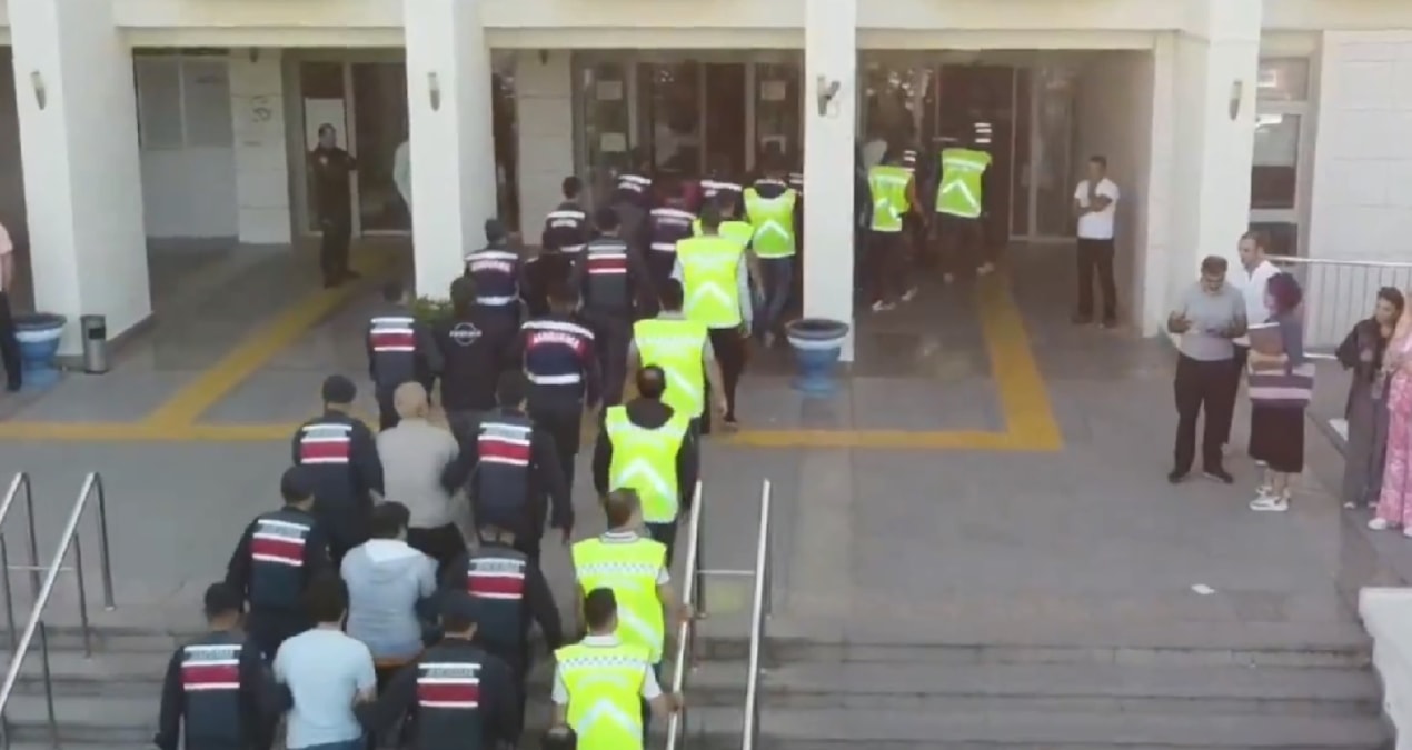 Tatil planı yapanları dolandırmışlar… Çok sayıda gözaltı var