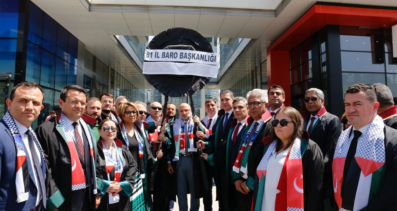 TBB, İsrail Büyükelçiliği’nin önüne siyah çelenk bıraktı