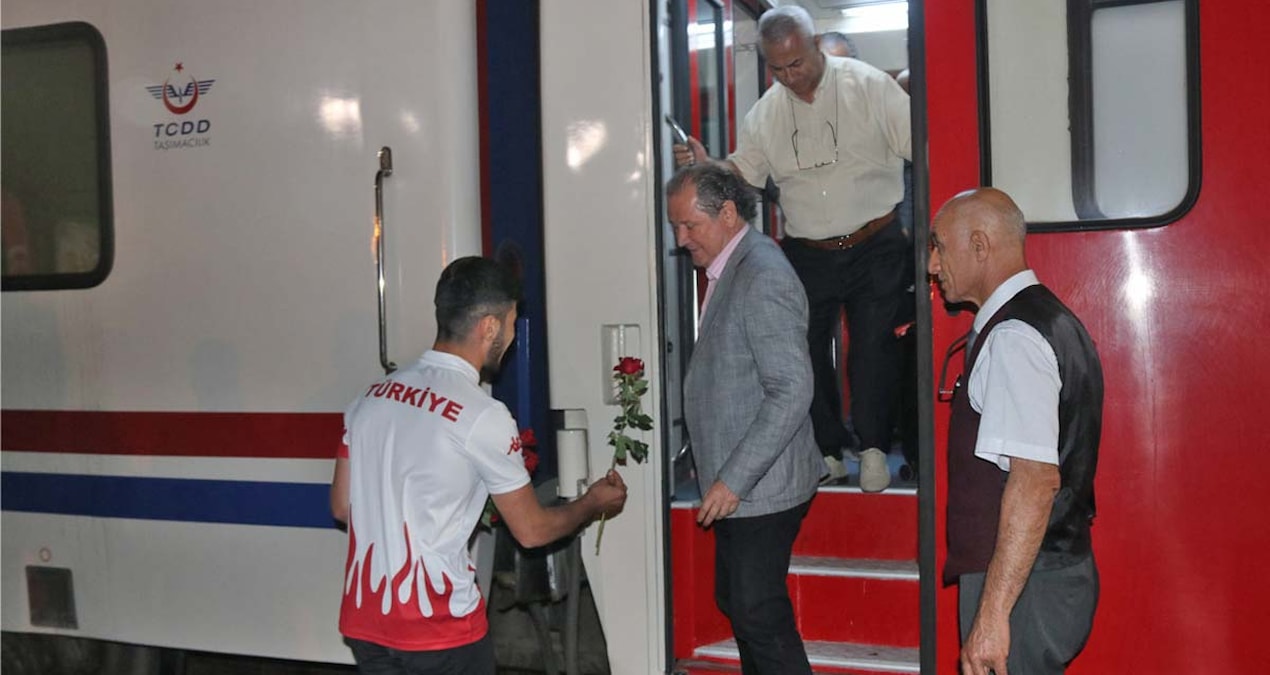 ‘Turistik Tatvan Treni’ ilk seferini gerçekleştirdi