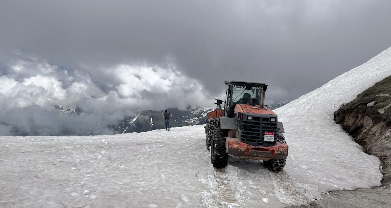Ülkenin bir kısmı kavrulurken Rize’nin yayla yollarında kar temizleme çalışması