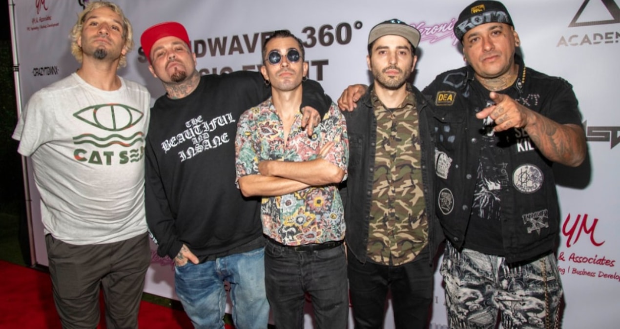 Ünlü şarkıcı 49 yaşında yaşamını yitirdi