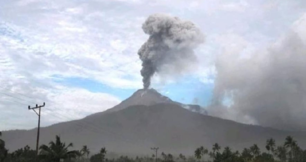 Yanardağ patladı: 800 metreye kül püskürttü