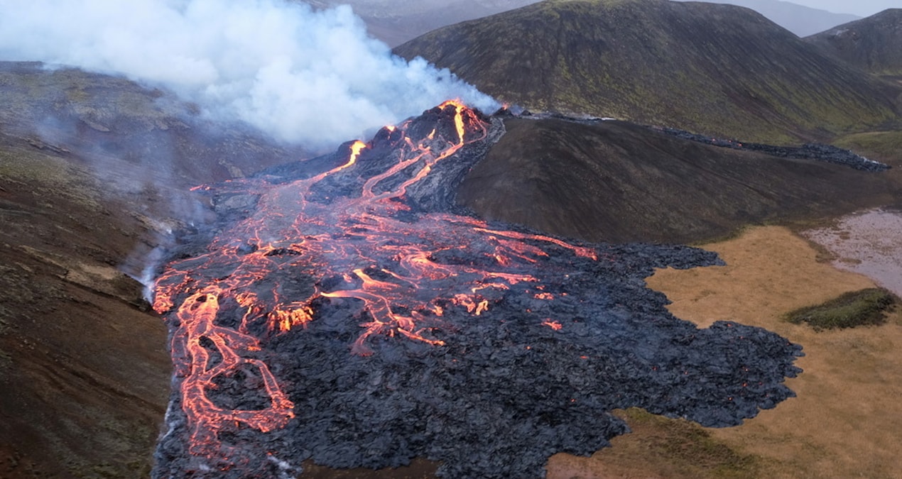 Yanardağ patlaması sonrası lav akışı sürüyor