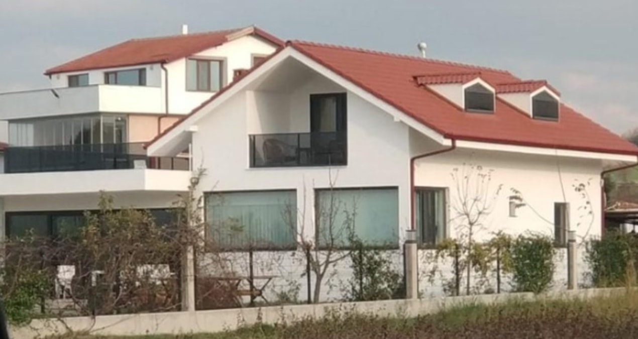 Yıkılması beklenen kaçak villa büyüyor