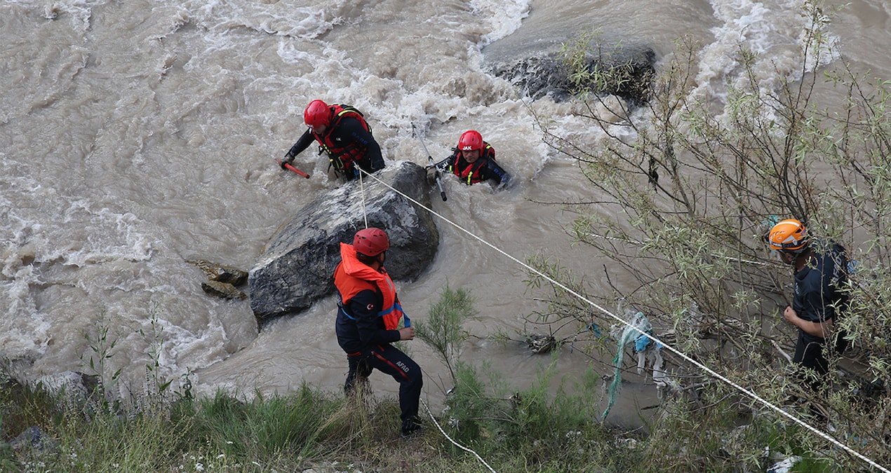 Zap Suyu’na düşen otomobildeki polis kurtarılamadı
