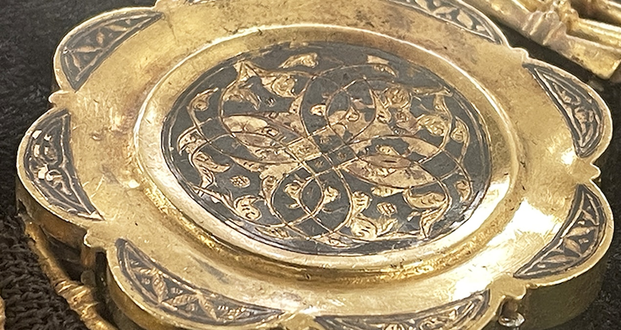 22 yıldır korunan altın kemer müze vitrininde