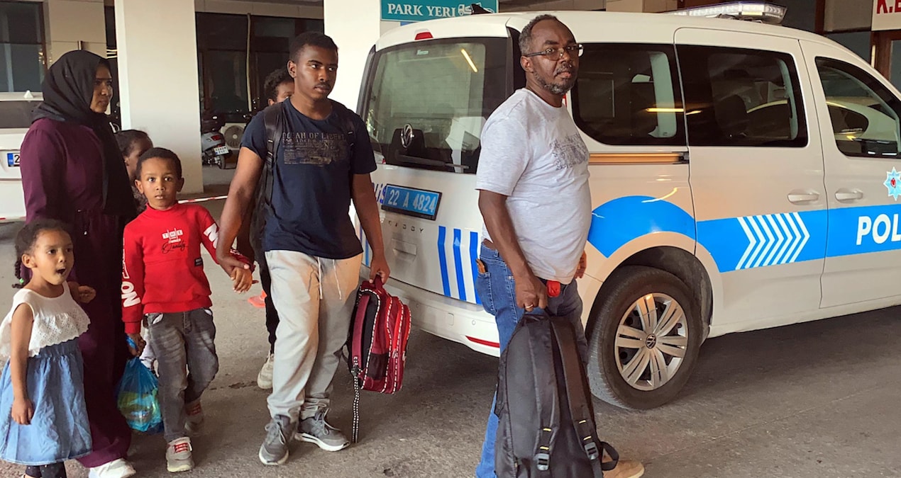 Alıkoydukları göçmenlerin ailelerinden fidye istediler