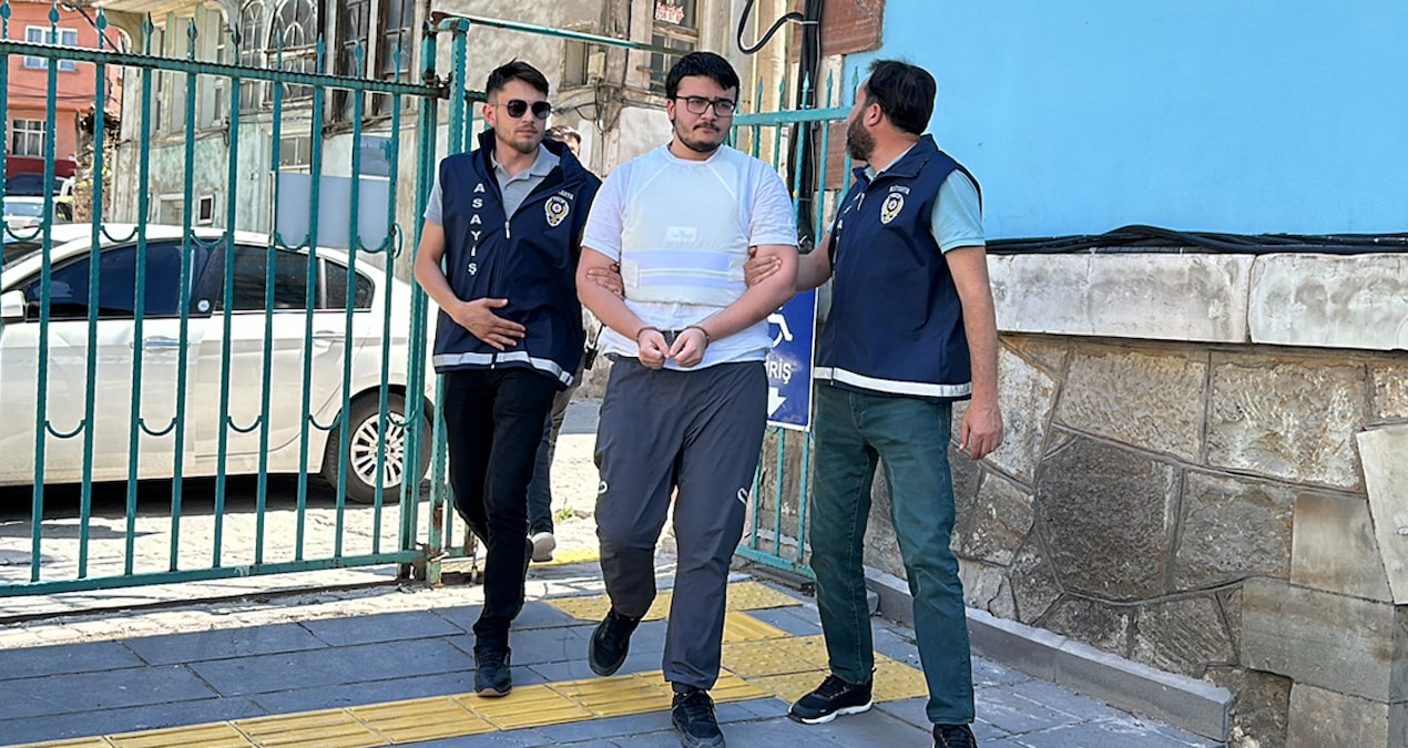 Annesi ve üvey babasını öldürmüştü: Tutuklandı