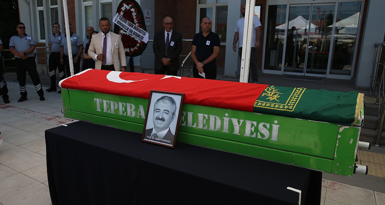 Cansız bedeni bulunan profesör, son yolculuğuna uğurlandı