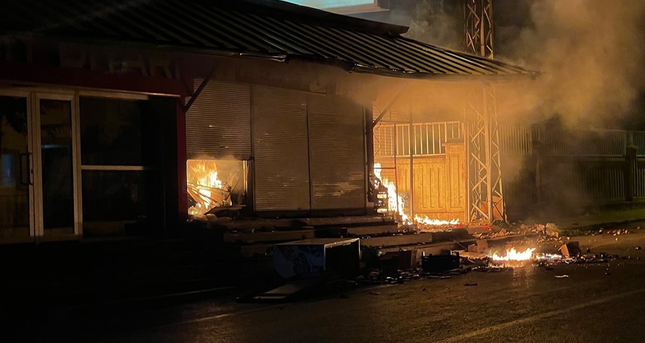 Kayseri’de ‘taciz’ gerginliği! Araçları ters çevirip, iş yerlerini ateşe verdiler