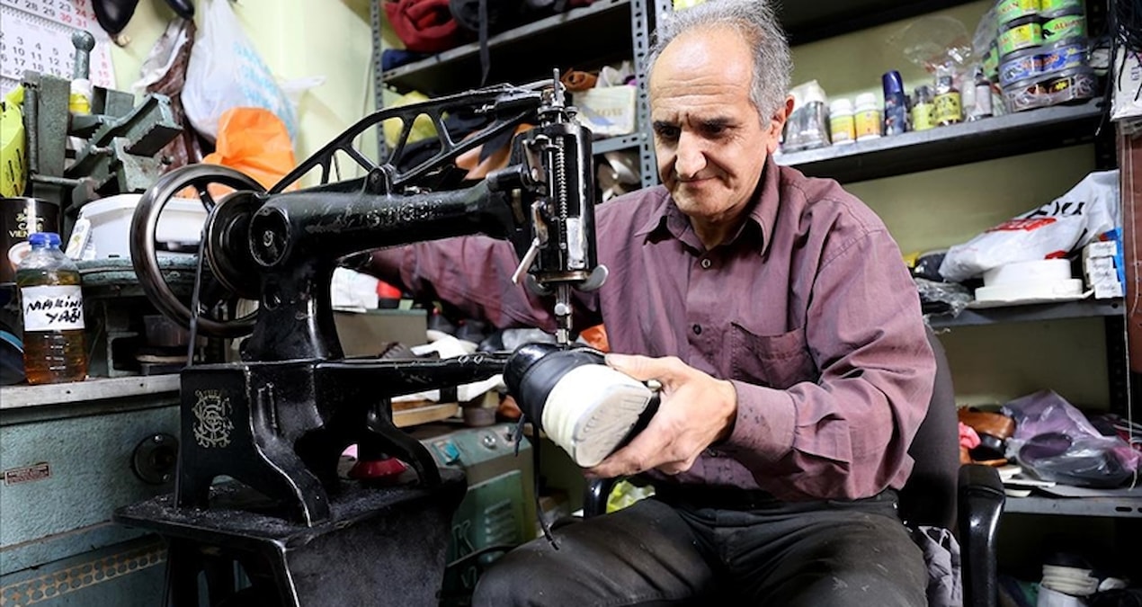 23 yıl önce milyarderdi: Şimdi kutu kadar dükkanda çalışıyor