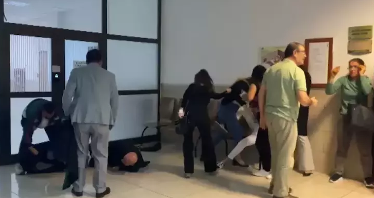 Adliyede tekmeli yumruklu kavga