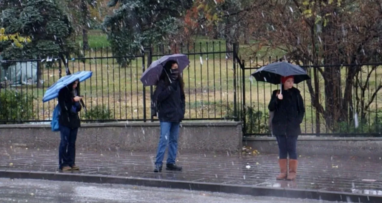 Ankara’ya mevsimin ilk karı düştü valilikten uyarı geldi