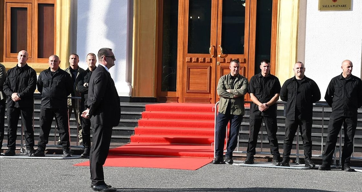 Arnavutluk Meclisinde gerilim: Muhalif vekiller ile polis arasında arbede