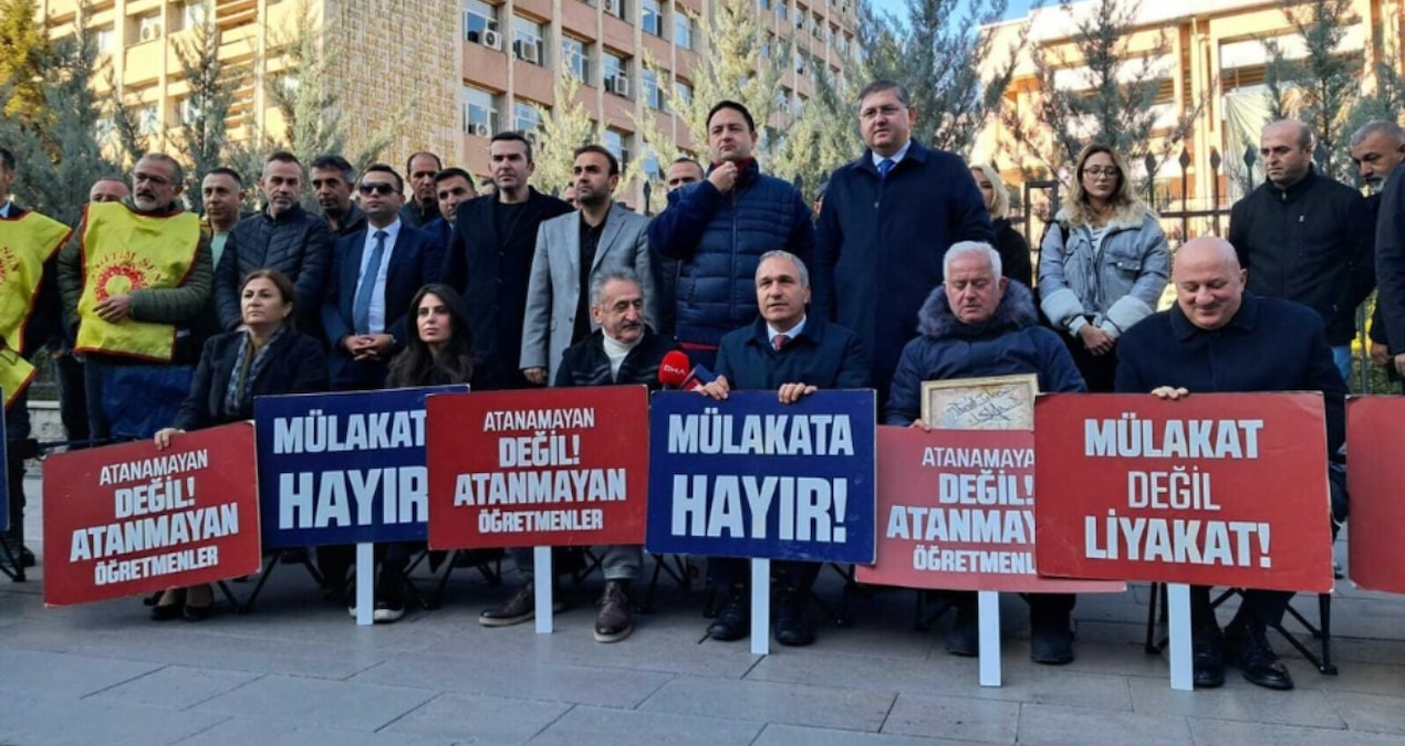 Bakanlık önünde mülakata isyan