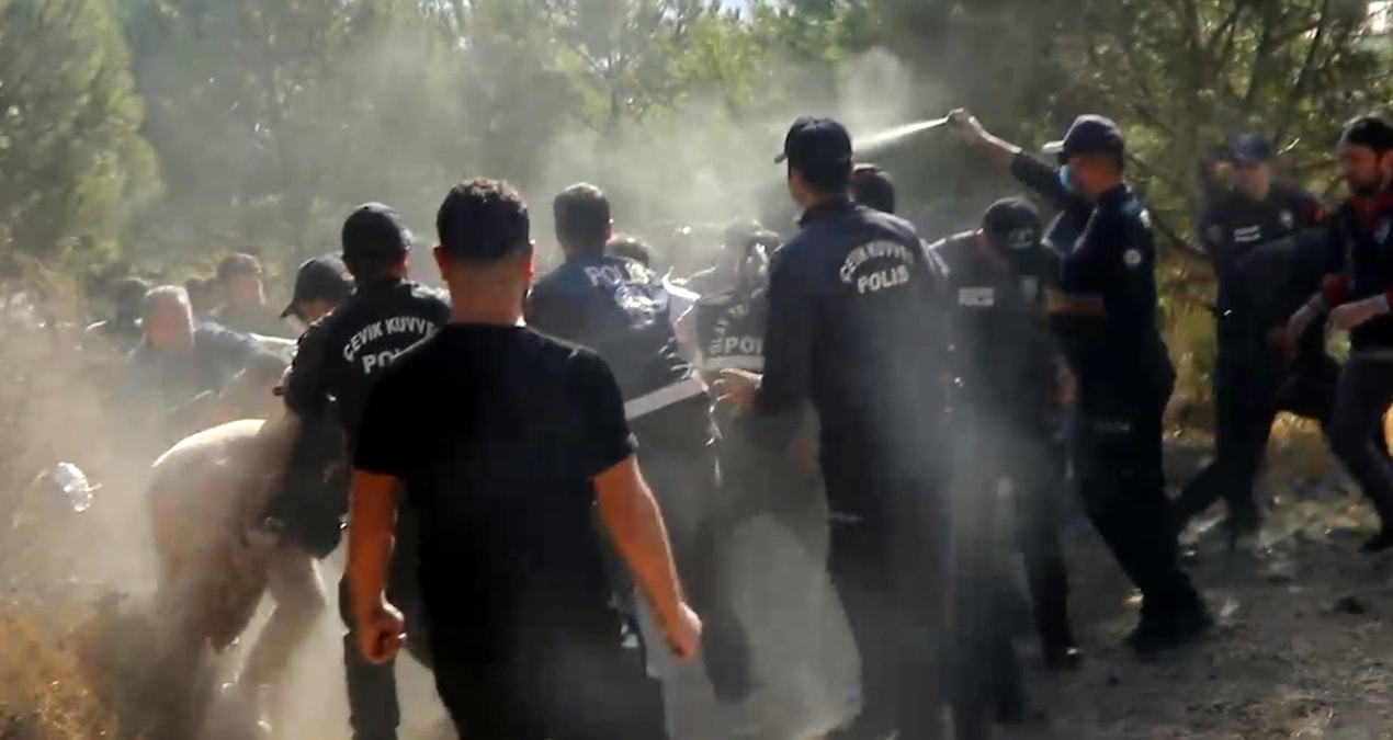 Bodrum’da taşlı, sopalı yıkım: Polis biber gazı ile müdahale etti