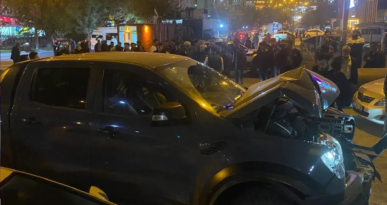 Çarptığı otomobilde 6 kişiyi yaralandı, kaçmaya çalışırken 5 araca daha çarptı