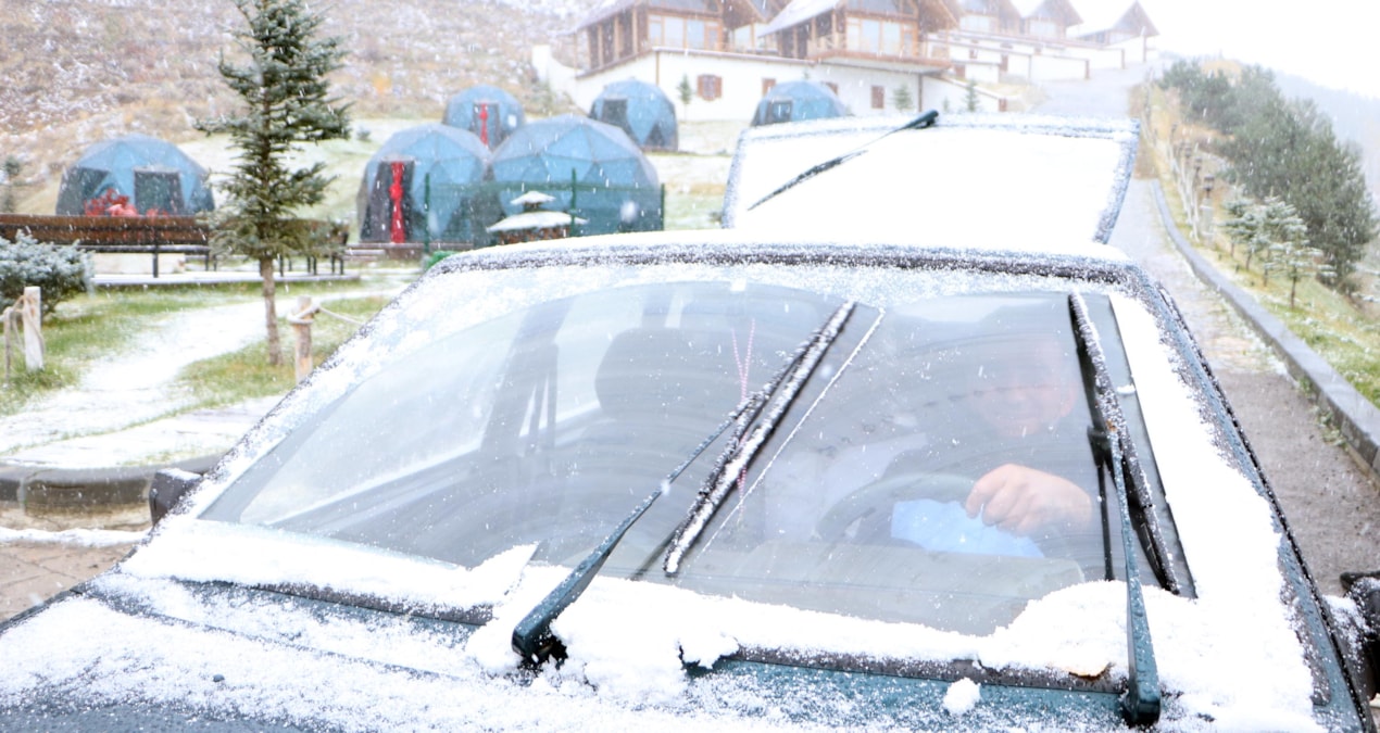 Ekim ayının ortasında kar sürprizi: Şehir merkezi beyaza büründü