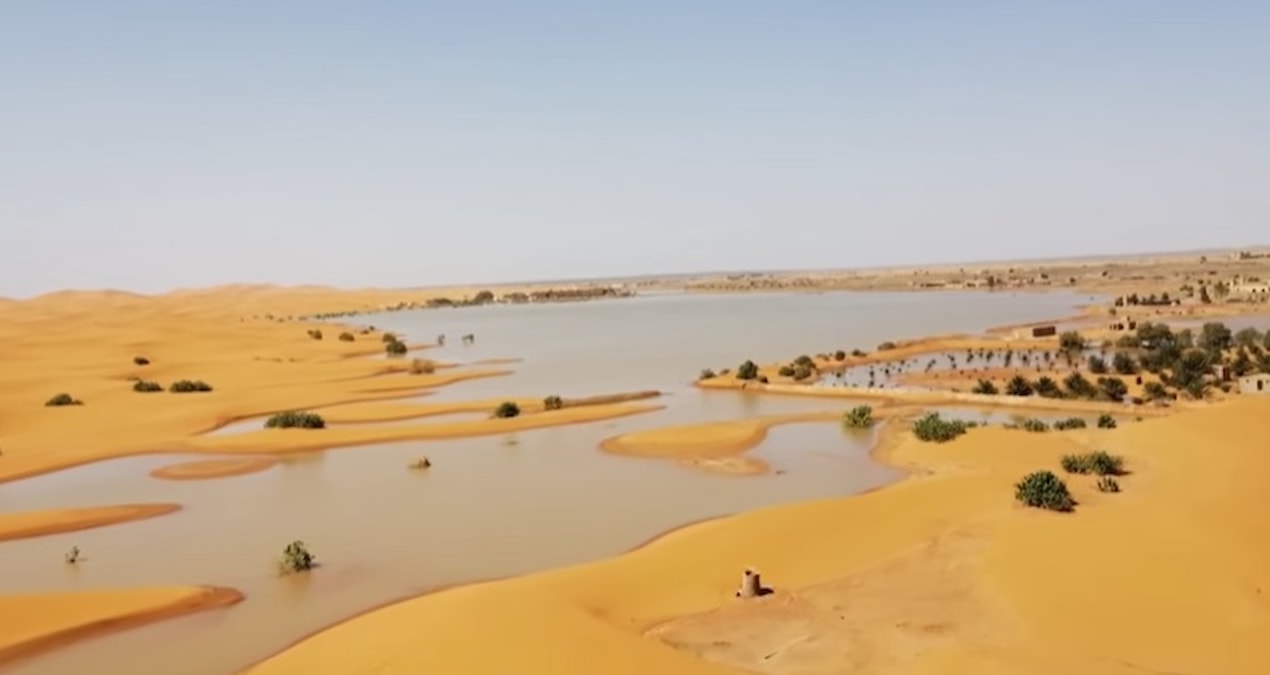 Fotoğraflar çok çarpıcı: Dünyanın en kurak noktasını sel bastı