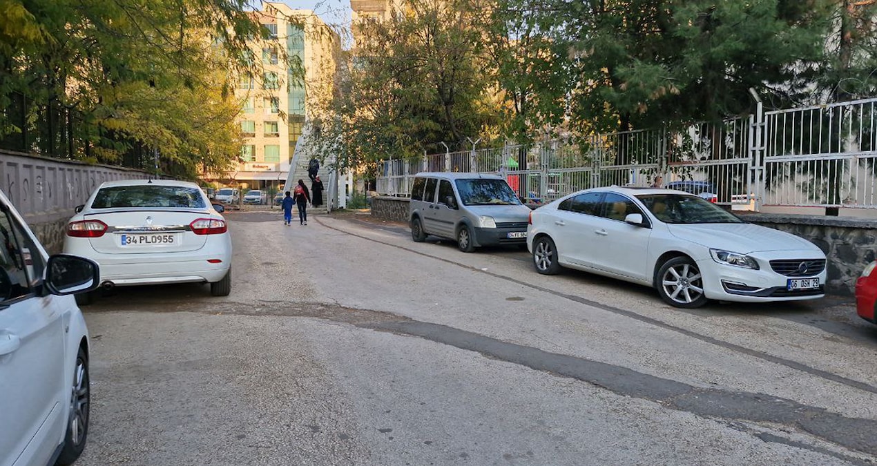 İkisi dövdü biri kameraya çekti! Liseli kıza kâbusu yaşattılar