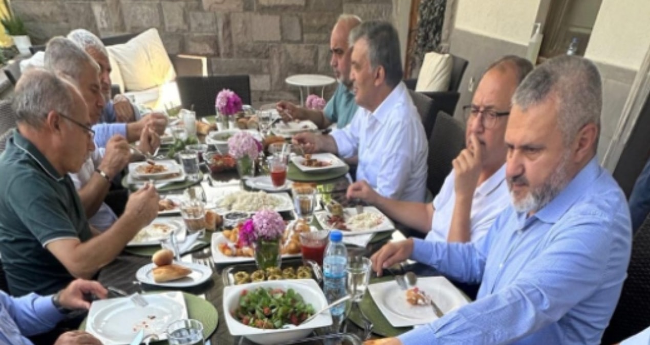 İktidar partisinde ‘ayrı yol’ tartışması başlatan fotoğraf