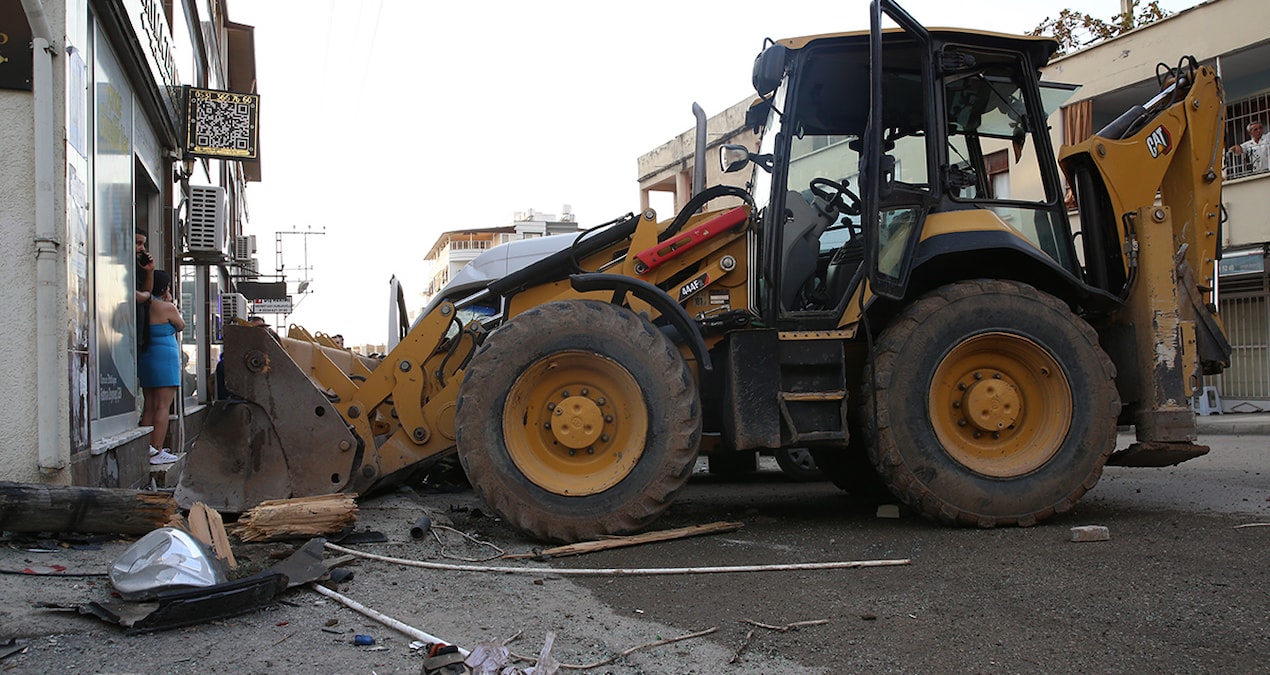 İş makinesi 7 aracı biçti: Çok sayıda yaralı var