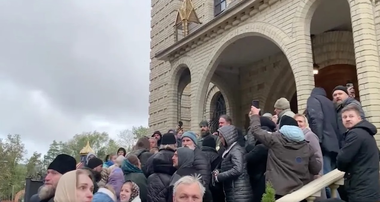 Katedralde silahlar konuştu, cemaatler birbirine girdi