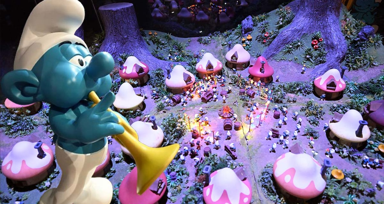 Masalsı bir dünya: Şirinler köyü ziyarete açıldı