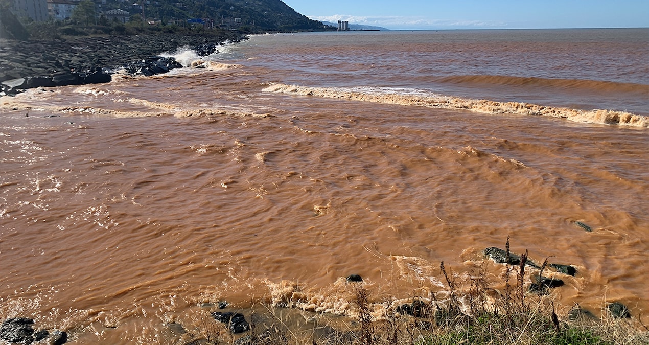 Rize’de denizin rengi değişti