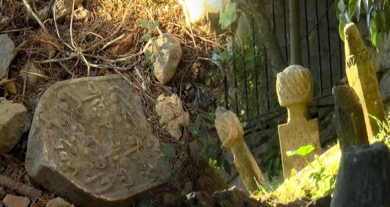 Tarihi Mezarlık bakımsızlıktan harabe oldu