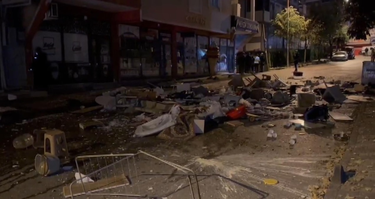 Terk edilince, evi ateşe verdi, eşyayı sokağa attı