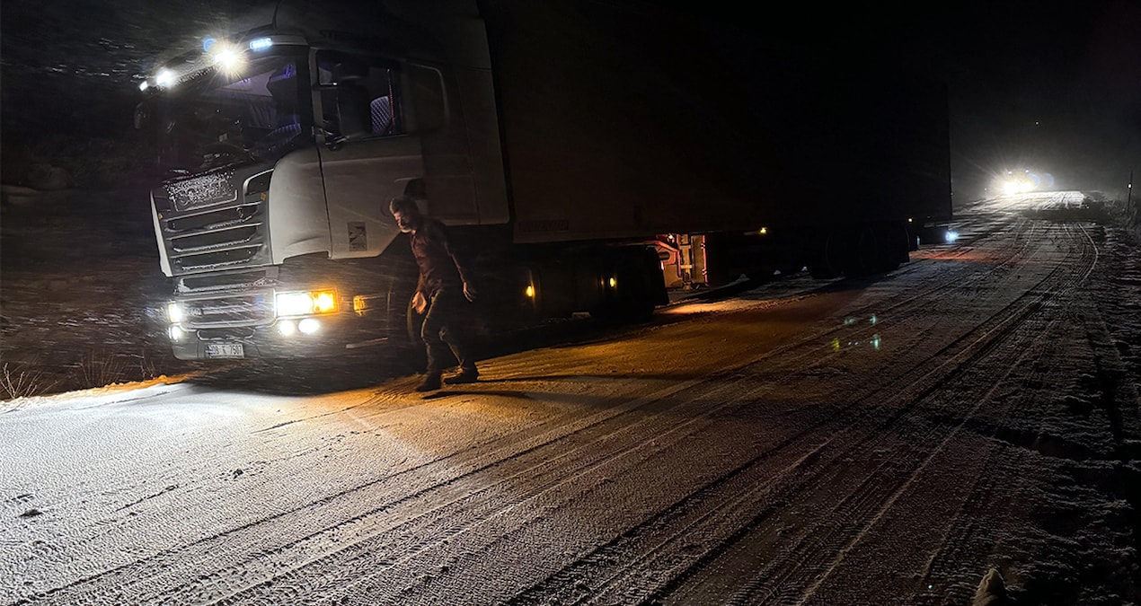 Yoğun kar ve buzlanma: Araçlar yolda kaldı