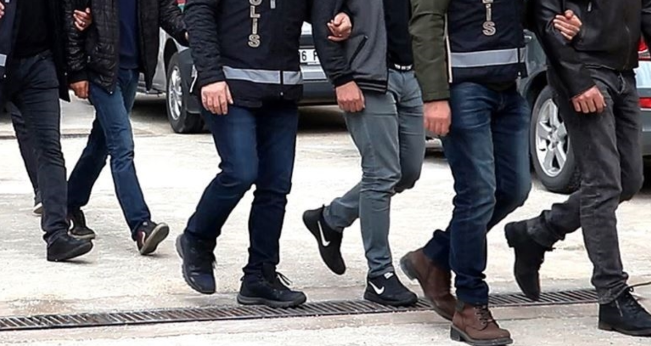 30 kaçak göçmen ve 2 insan kaçakçısı yakalandı