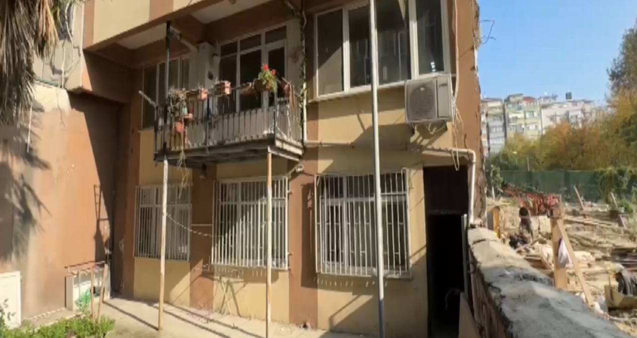 54 yıllık binaya kaçak balkon, metal boruyla destek
