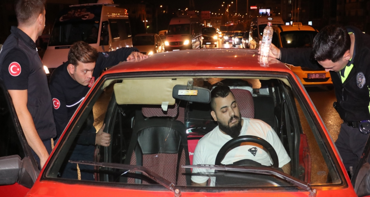 Alkollü sürücü orta şeritte uyuyakaldı
