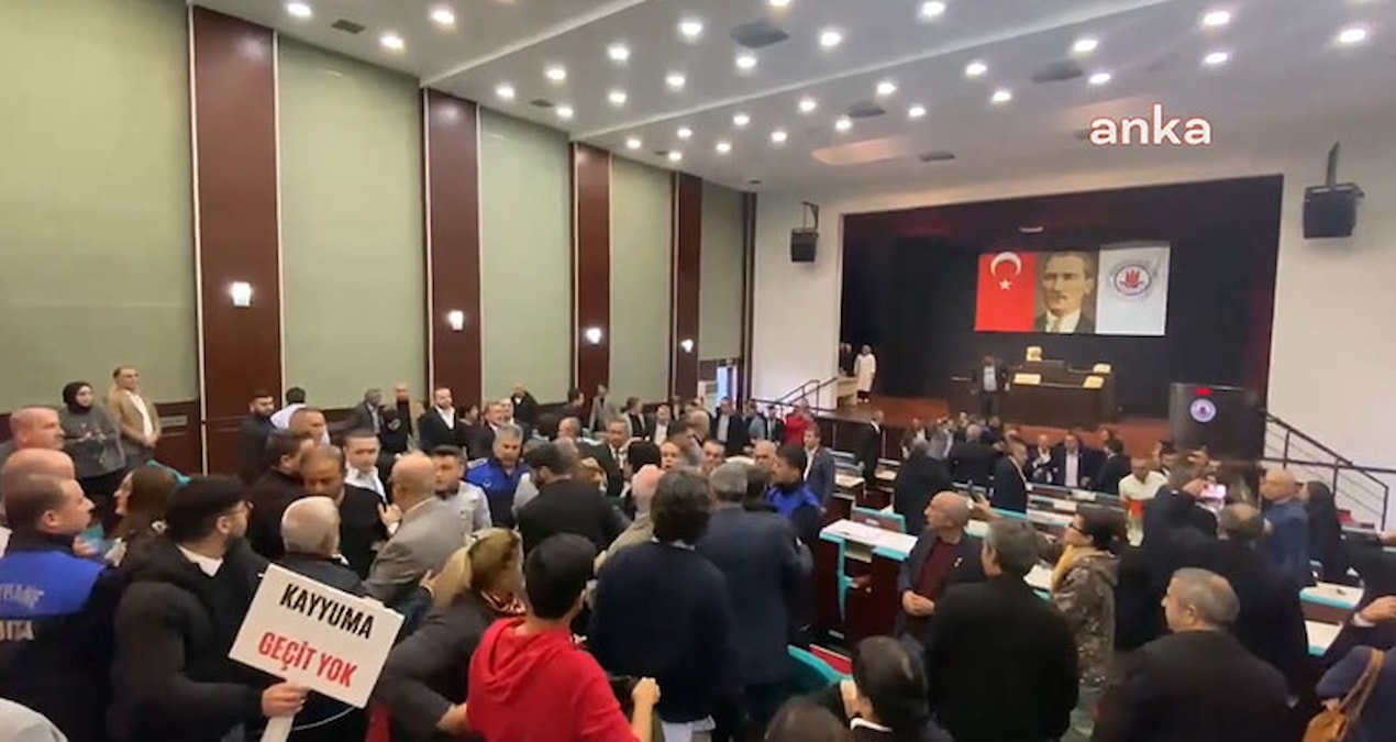 Belediye meclisinde ‘kayyum’ kavgası: Ortalık savaş alanına döndü, iki üye hastaneye kaldırıldı