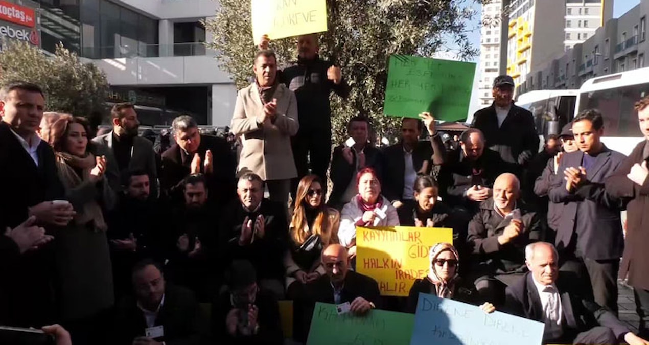 CHP heyeti Esenyurt Belediyesi önünde: Mücadelemizi sürdüreceğiz