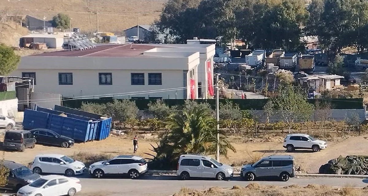 CHP’li Zeybek İzmir’deki kaçak yurdun önünden seslendi