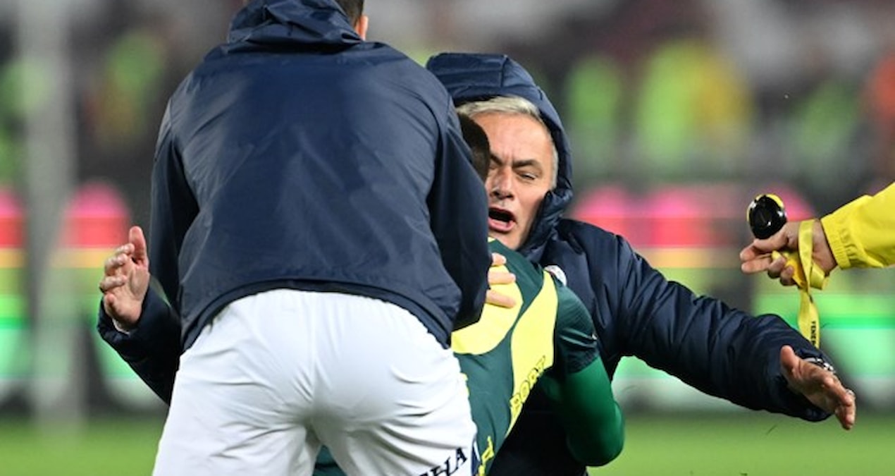 Dünya Mourinho’nun sevincini konuşuyor! Sahada bacağını bırakacaktı