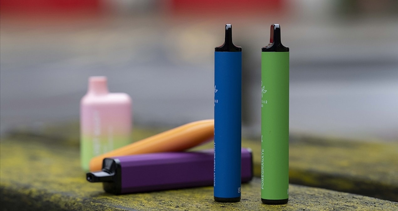 Elektronik sigaraların en zararlı aroması açıklandı: Bağışıklık hücrelerini felç ediyor